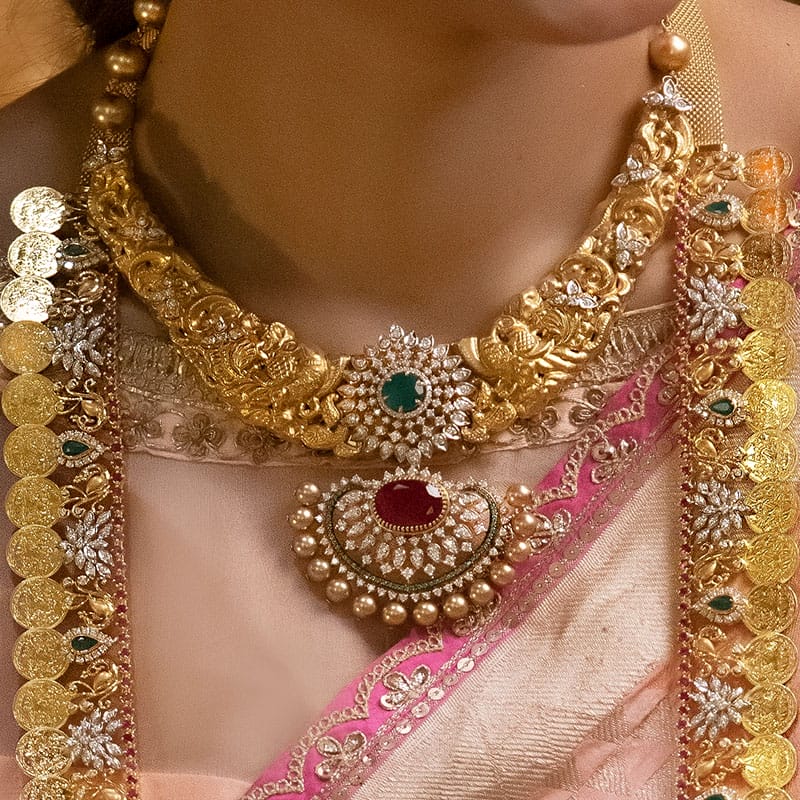 A bride wearing temple jewellery studded with diamonds and gemstones along with kaasu malai.